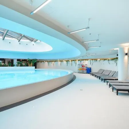 Hanza Tower White Sky & High Floor Pool & Jacussi & Sauna شقة